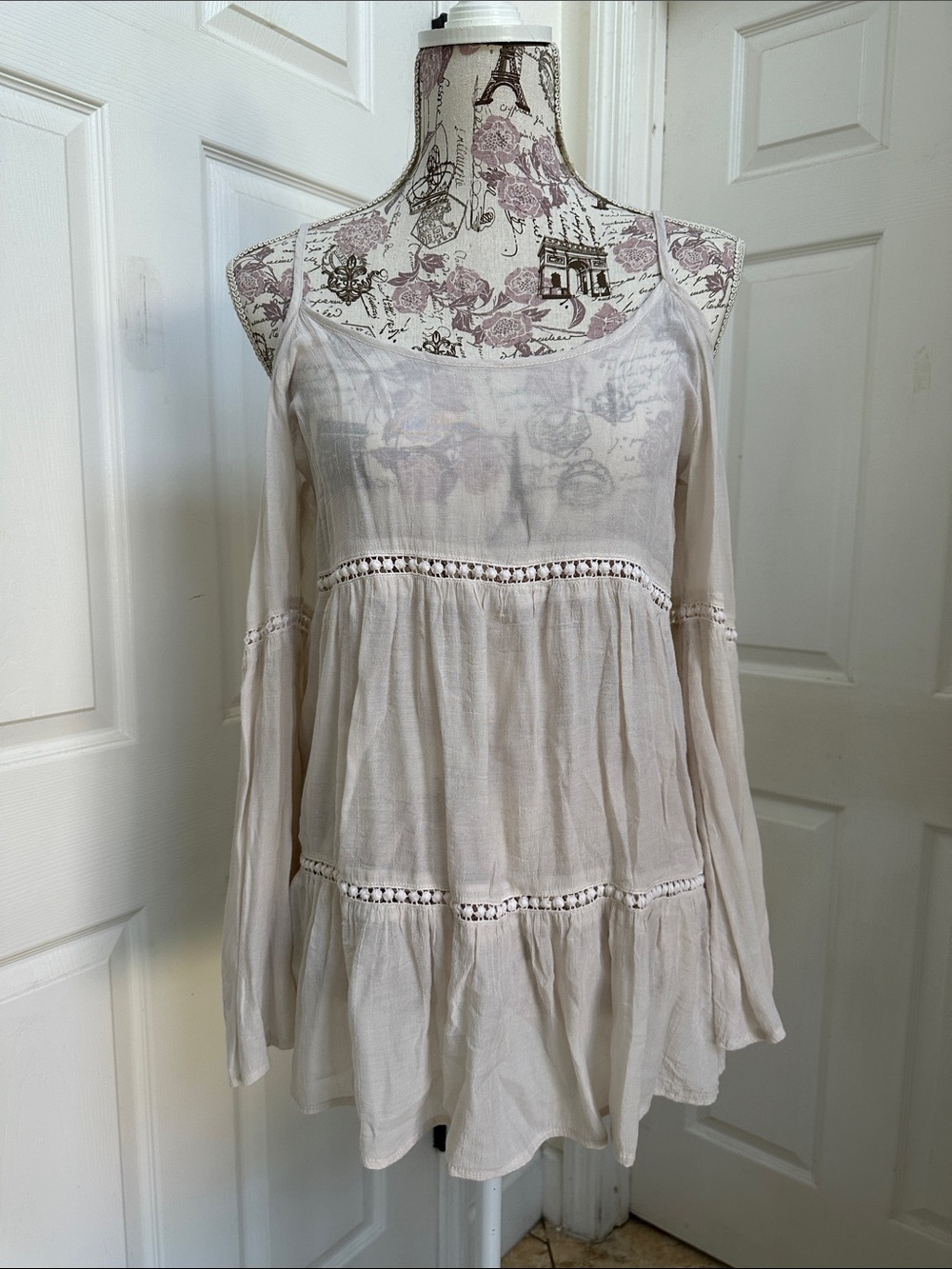 Umgee Women’s Cream Cold-Shoulder Long Sleeved Peasant Tunic in Size S